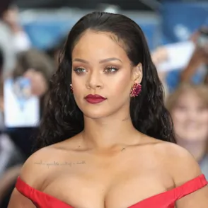 Escotazo sublime, Rihanna acapara todas las miradas con este vestido de Giambattista Valli