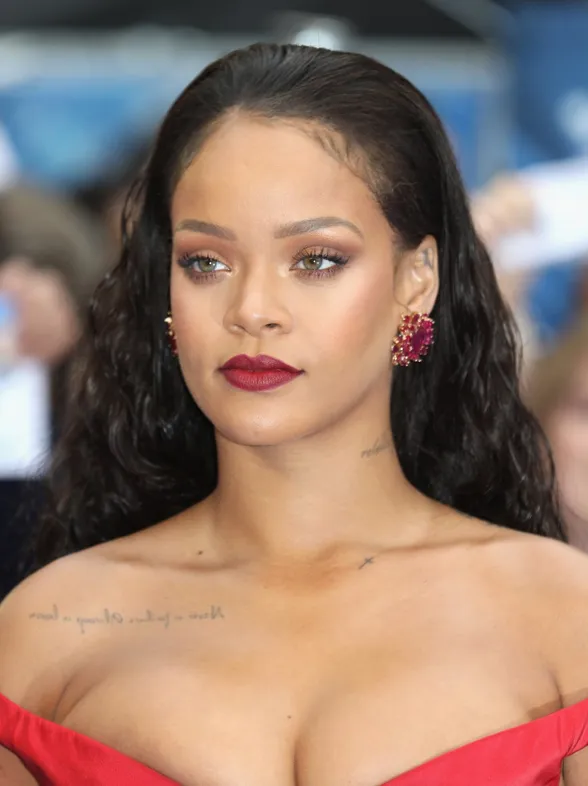Escotazo sublime, Rihanna acapara todas las miradas con este vestido de Giambattista Valli