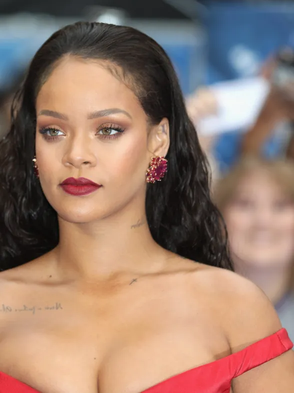 Escotazo sublime, Rihanna acapara todas las miradas con este vestido de Giambattista Valli