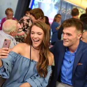 Tras tres años hablando por Tinder, esta pareja se conoce por primera vez
