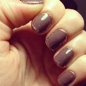 Outline glitter nails, la manicura que será tu objeto de deseo