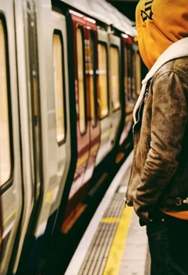 Creepy F*ckboys Are 'AirDropping' Women Unsolicited D*ck Pics On Public Transport