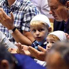 Un curé et un rabbin font un geste magnifique pour les musulmans de leur quartier