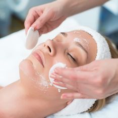 Peeling viso: cos'è e come funziona il trattamento beauty che ti regala una pelle nuova e luminosa