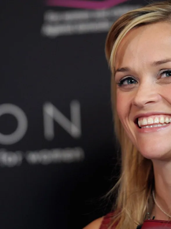 Reese Witherspoon recomienda: "Huye de los hombres que no pueden con tu ambición"