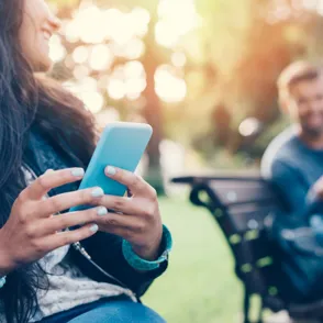 ¿Es esta la cita de Tinder más surrealista del mundo? (Incluye heces y bomberos)