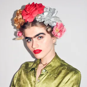 Esta modelo ha puesto de moda el entrecejo y lo luce así de orgullosa