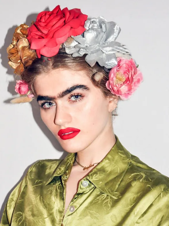 Esta modelo ha puesto de moda el entrecejo y lo luce así de orgullosa