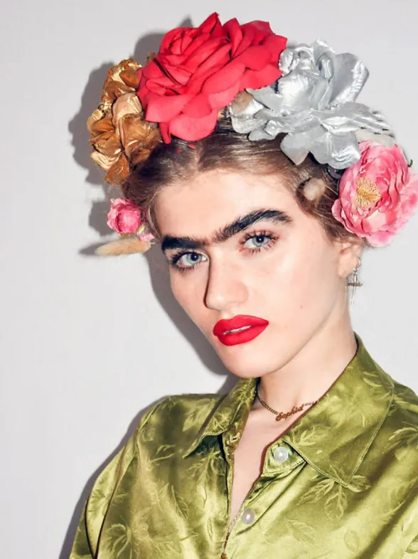 Esta modelo ha puesto de moda el entrecejo y lo luce así de orgullosa