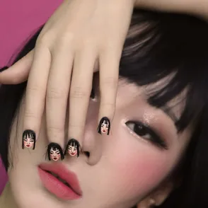 Manicura con tu autorretrato y pelazo, ¿las llevarías?