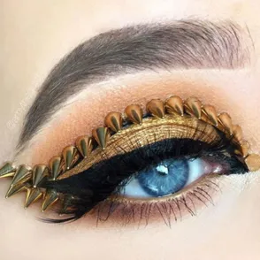 Maquillaje con tachuelas, la tendencia beauty más... ¿roquera?