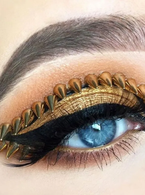 Maquillaje con tachuelas, la tendencia beauty más... ¿roquera?