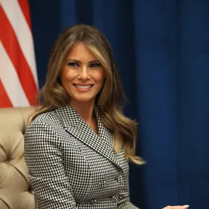 Melania Trump y su traje dos piezas de Dior, mejor look de la semana