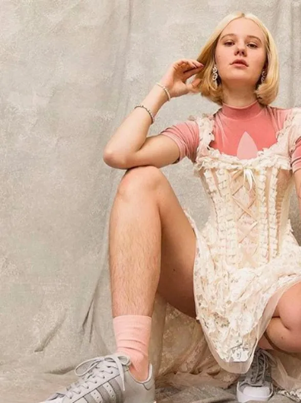 Adidas opta por una modelo sin depilar y todavía hay gente que no lo entiende