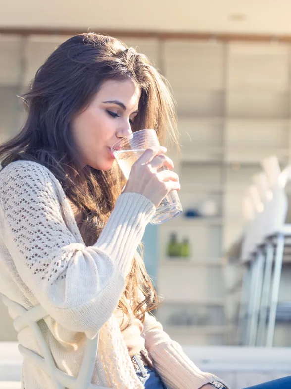 Agua mineral natural: ¿qué ventajas tiene frente a otros tipos de agua?