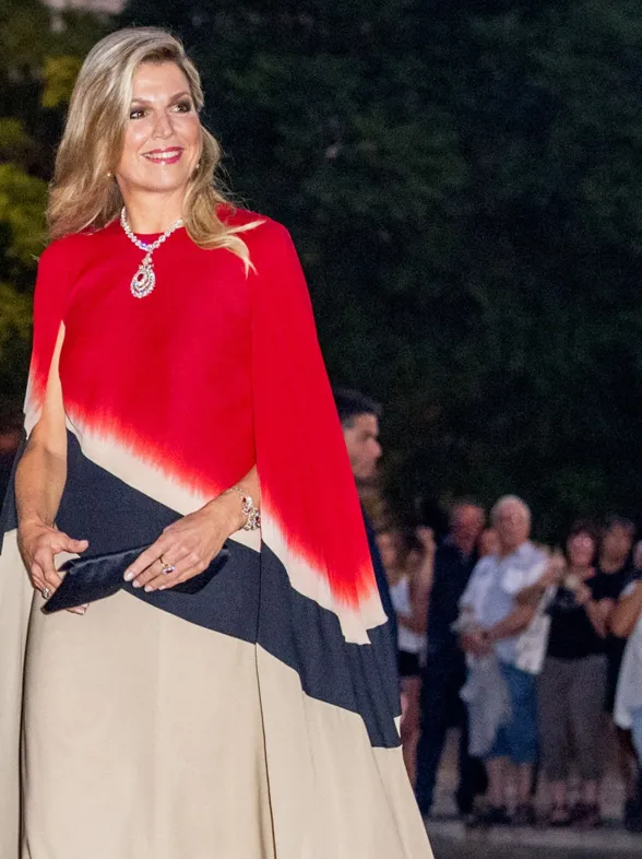 Maxima de Holanda y su vestido con capa, el mejor look de la semana