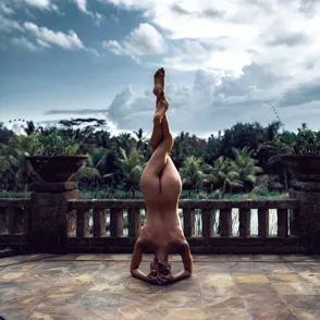 Yoga al desnudo, la última tendencia que arrasa en Instagram