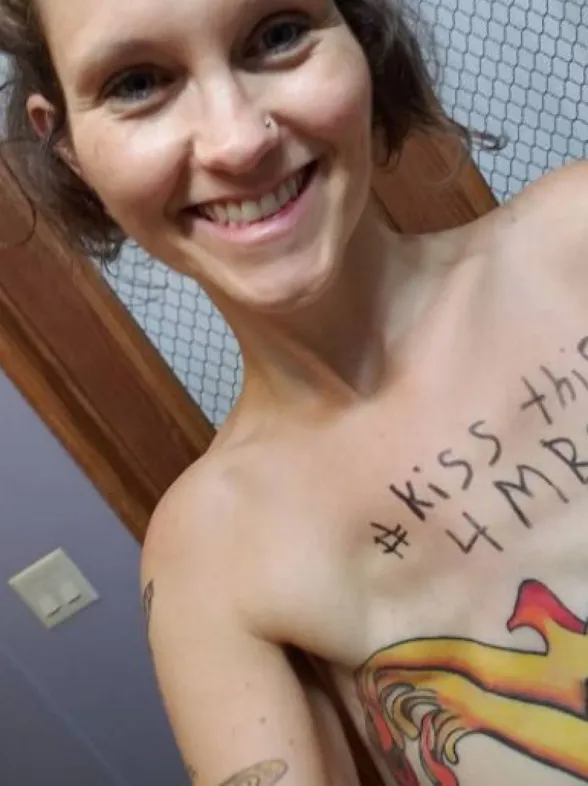 ¡Es Wonder Woman de carne y hueso! Mira cómo cubre las marcas de su mastectomía
