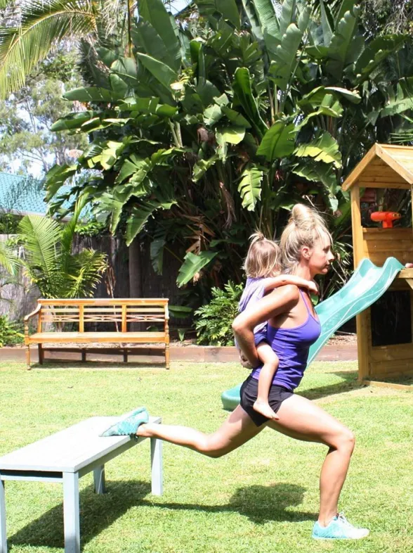 Esta joven mamá transforma sus entrenamientos en un juego de niños