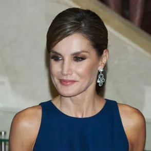 Letizia Ortiz perfecta con un vestido azul de Felipe Varela, mejor look de la semana