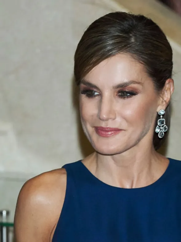 Letizia Ortiz perfecta con un vestido azul de Felipe Varela, mejor look de la semana