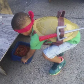 Este niño se viste de superhéroe y salva a los gatos callejeros