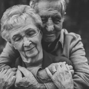 Esta pareja lleva más de 60 años unida y sus fotos son puro amor