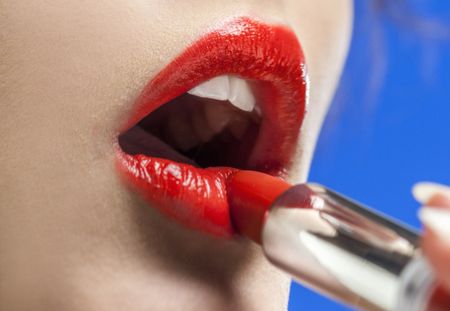 Une femme poursuit Sephora après avoir contracté l'herpès à cause d'un rouge à lèvres