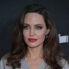 Angelina Jolie, chic et glamour dans une longue robe grise en satin (Photos)