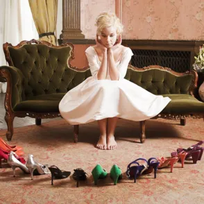 Los zapatos de color más bonitos para novias diferentes