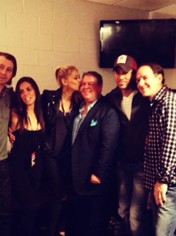 Enrique Iglesias y Anna Kournikova desmienten su ruptura con una foto