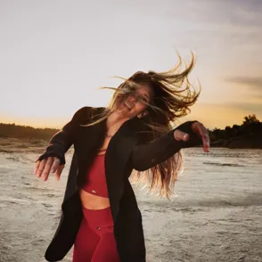 Look de entrenamiento rojo perfecto para estas Navidades