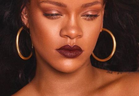 Pour ce rouge à lèvres, Rihanna s'est inspirée des règles (Photos)