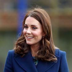 Kate Middleton, maman toujours plus élégante en total look bleu marine (Photos)