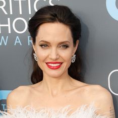 Angelina Jolie, rayonnante dans une robe moulante blanche à plumes (Photos)