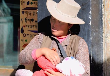 Elle allaite les bébés d'inconnus dans la rue pour sauver sa fille malade (Photos)