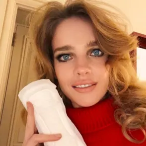 Natalia Vodianova posa con una compresa para romper el tabú de la regla