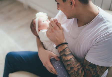 Ce papa a la solution parfaite pour allaiter son bébé quand sa femme n'est pas là
