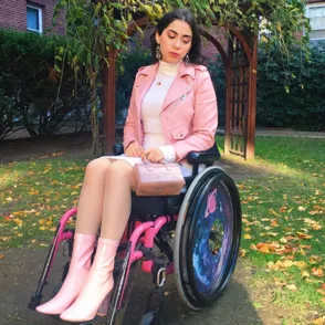 Esta chica crea un mensaje Body Positive en su silla de ruedas