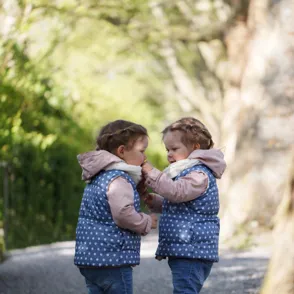 Vestir a tus hijos igual: ¿buena o mala idea?