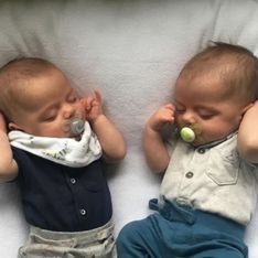 Ces jumeaux nés par césarienne sont photographiés à côté de la cicatrice de leur maman (Photo)