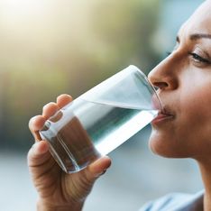 Quanta acqua bere al giorno? Come rimanere idratata senza esagerare