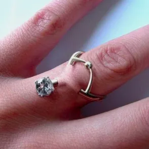 Piercing en el dedo, la última tendencia en pedidas de mano