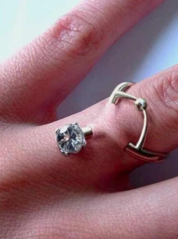 Piercing en el dedo, la última tendencia en pedidas de mano