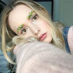 "Cejas florales", la última tendencia que invade Instagram