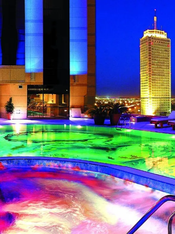 Piscinas con agua de colores que son un sueño para las noches de verano