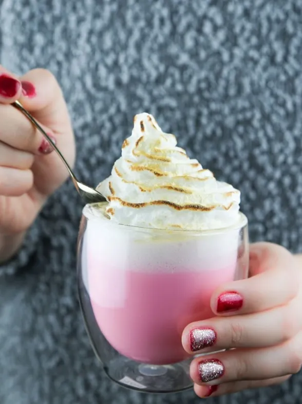 Pink latte, el café rosa que a todas nos gustaría tomar por la mañana