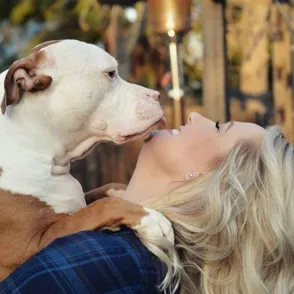 Una ilustradora plasma a la perfección cómo es ser la "mamá" de un perro