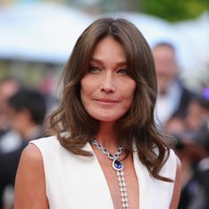 En robe moulante et décolleté plongeant, Carla Bruni attire tous les regards à Cannes