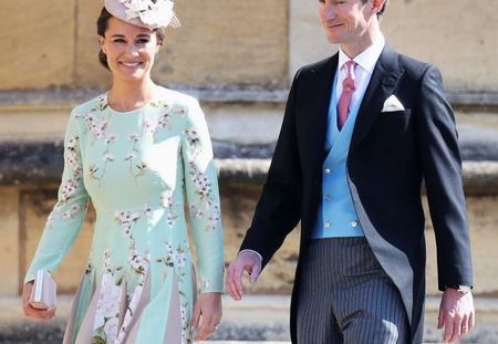 Enceinte, Pippa Middleton est arrivée dans une robe fleurie au château de Windsor